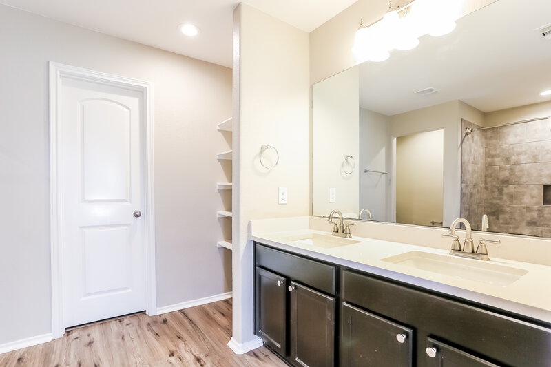 2,520/Mo, 15446 Arce Rojo St Channelview, TX 77530 Main Bathroom View