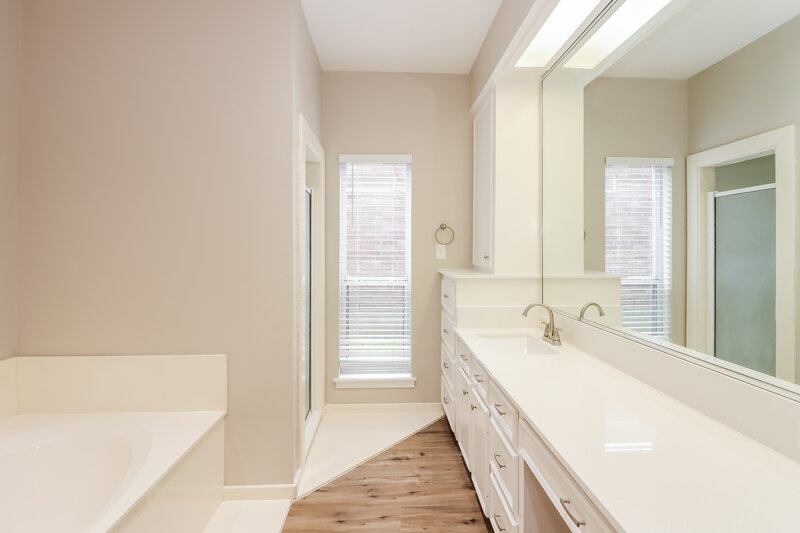 3,715/Mo, 144 Cove Cir Montgomery, TX 77356 Main Bathroom View