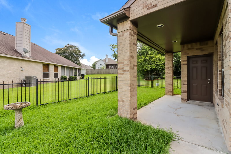 3,715/Mo, 144 Cove Cir Montgomery, TX 77356 Porch View