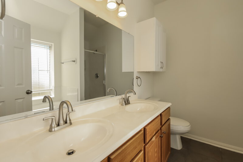 1,980/Mo, 3281 Gladewater Ln League City, TX 77573 Main Bathroom View