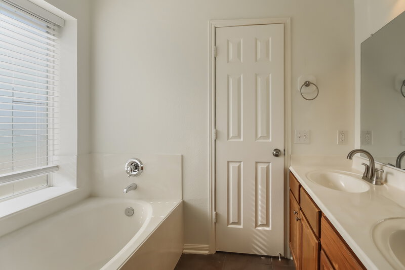 1,980/Mo, 3281 Gladewater Ln League City, TX 77573 Main Bathroom View 2