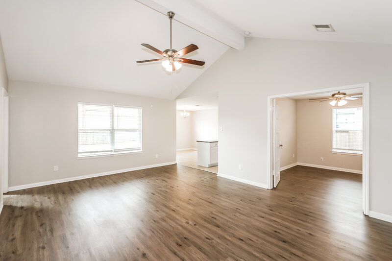 1,725/Mo, 119 Golden Eagle Ct La Marque, TX 77568 Living Room View 2