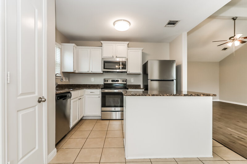1,725/Mo, 119 Golden Eagle Ct La Marque, TX 77568 Kitchen View 2