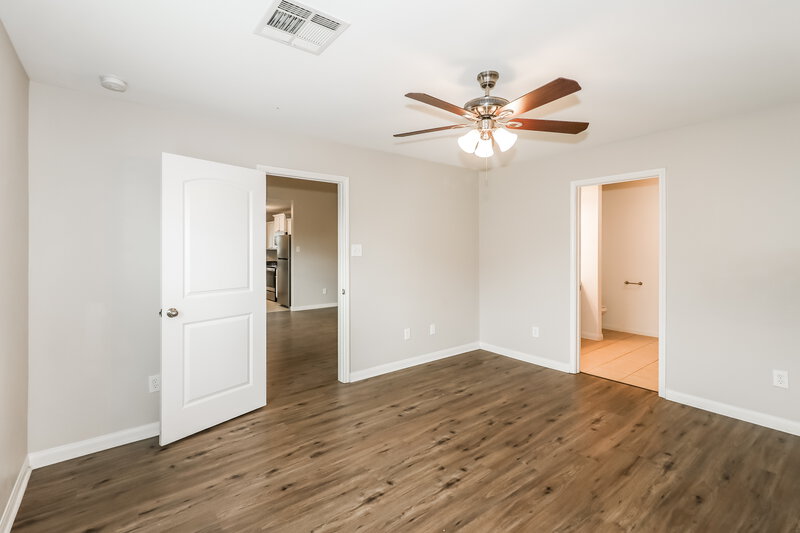 1,725/Mo, 119 Golden Eagle Ct La Marque, TX 77568 Main Bedroom View 2