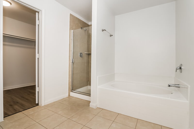 1,725/Mo, 119 Golden Eagle Ct La Marque, TX 77568 Main Bathroom View 2