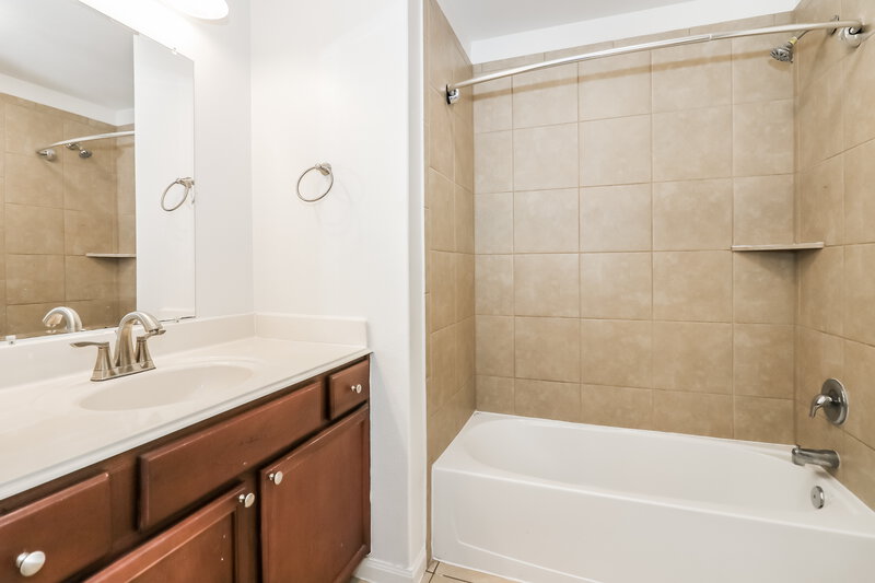 1,725/Mo, 119 Golden Eagle Ct La Marque, TX 77568 Bathroom View