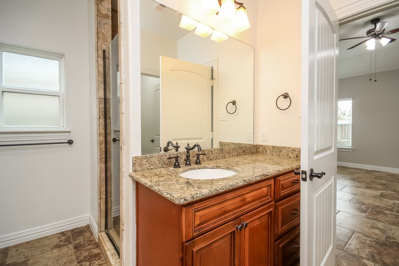 2,690/Mo, 610 New London Dr League City, TX 77573 Main Bathroom View