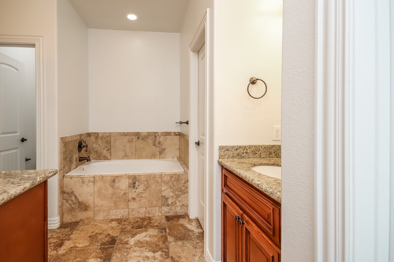 2,690/Mo, 610 New London Dr League City, TX 77573 Main Bathroom View 2
