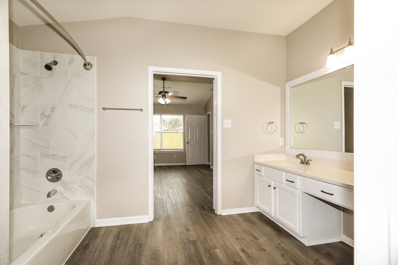 2,050/Mo, 21323 Bella Luna Ct Spring, TX 77379 Main Bathroom View 2