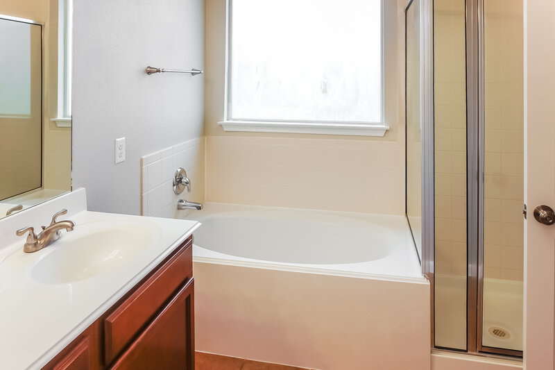 2,170/Mo, 8751 Sunrise Canter Dr Tomball, TX 77375 Main Bathroom View