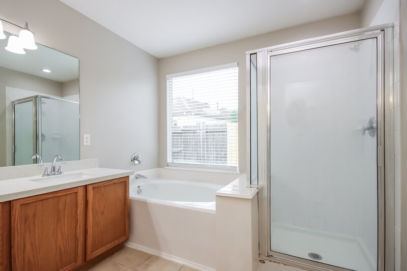1,675/Mo, 2846 Woodspring Acres Dr Kingwood, TX 77345 Main Bathroom View