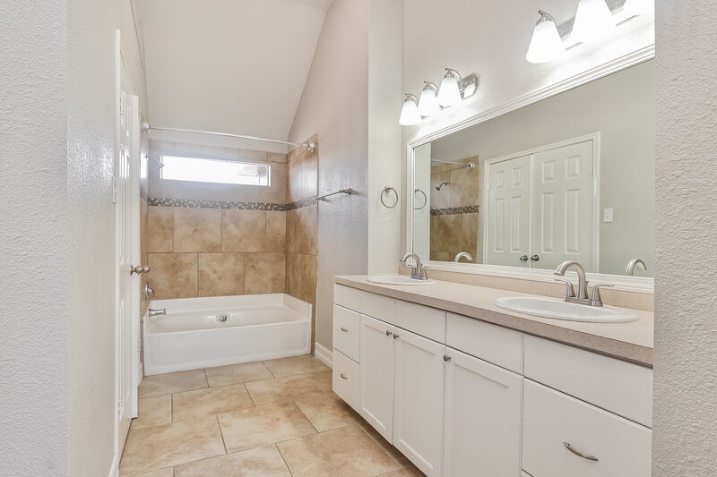 2,025/Mo, 14626 County Cress Dr Houston, TX 77047 Main Bathroom View