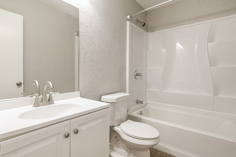 2,025/Mo, 14626 County Cress Dr Houston, TX 77047 Bathroom View