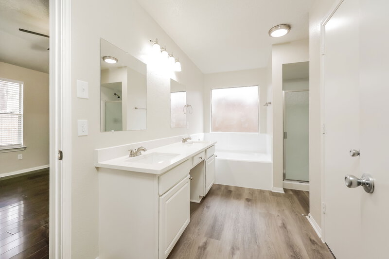 2,055/Mo, 15014 Ralston Rd Humble, TX 77396 Main Bathroom View 2