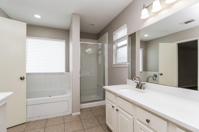 2,130/Mo, 18227 Misty Jade Ln Cypress, TX 77429 Main Bathroom View