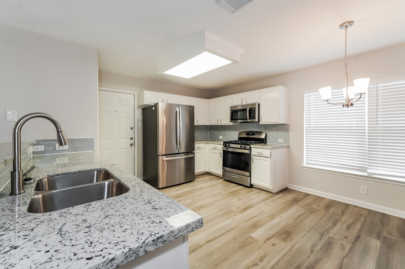 2,320/Mo, 1402 Barras St Alvin, TX 77511 Kitchen View