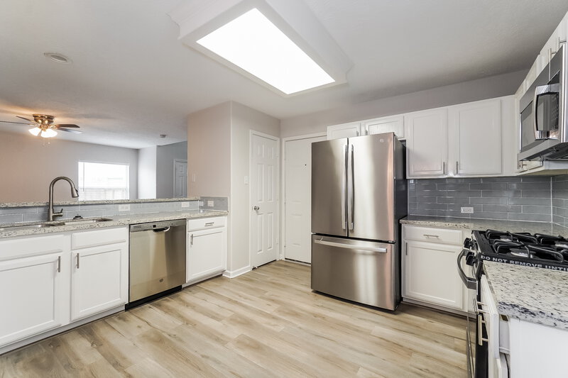 2,320/Mo, 1402 Barras St Alvin, TX 77511 Kitchen View 2