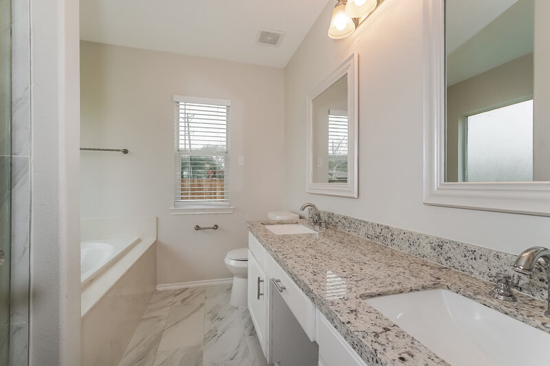 2,320/Mo, 1402 Barras St Alvin, TX 77511 Main Bathroom View