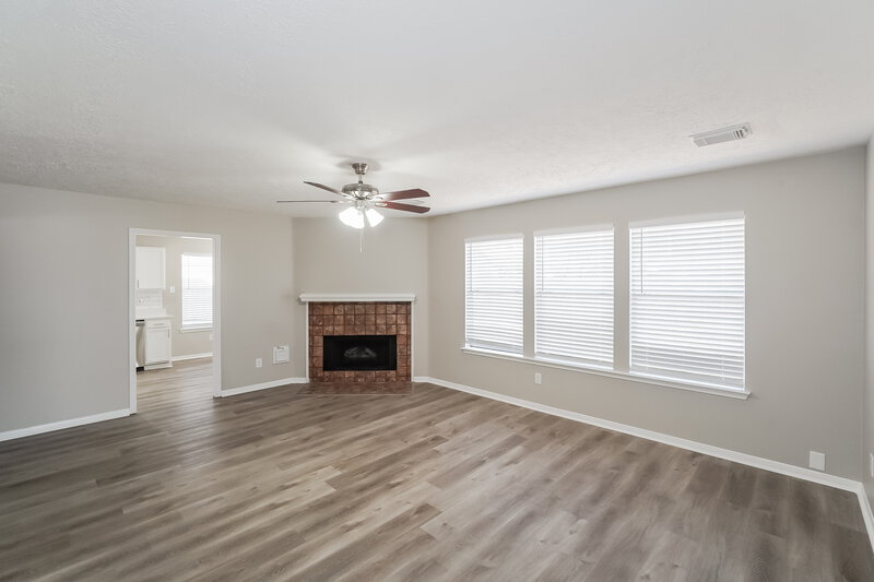 2,115/Mo, 20618 Oak Limb Ln, Humble, TX 77338 Family Room View 2