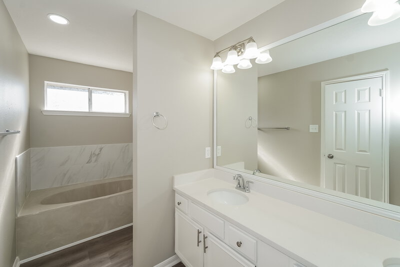 2,115/Mo, 20618 Oak Limb Ln, Humble, TX 77338 Main Bathroom View