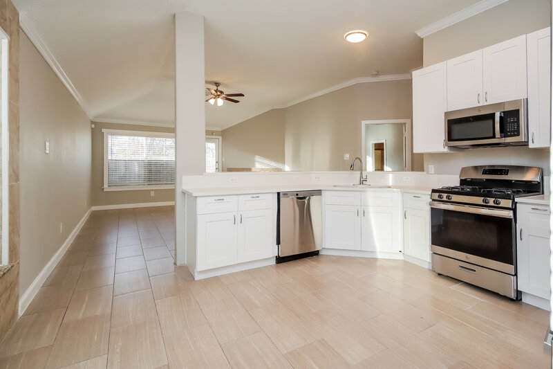 2,015/Mo, 4830 S Fairfax Village Cir Spring, TX 77373 Kitchen View