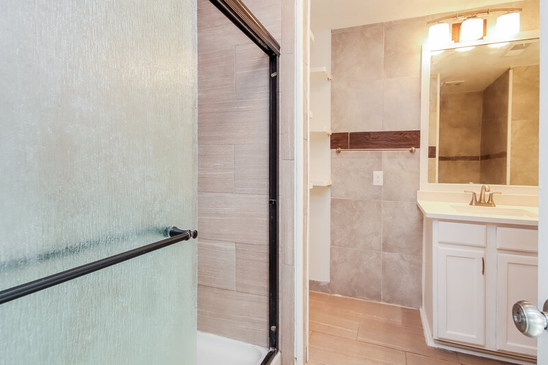 2,015/Mo, 4830 S Fairfax Village Cir Spring, TX 77373 Main Bathroom View