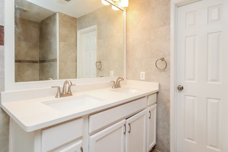 2,015/Mo, 4830 S Fairfax Village Cir Spring, TX 77373 Main Bathroom View 2