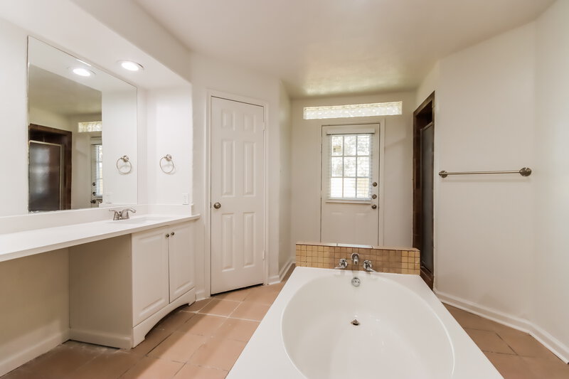 2,210/Mo, 19611 Pine Cluster Ln Humble, TX 77346 Main Bathroom View