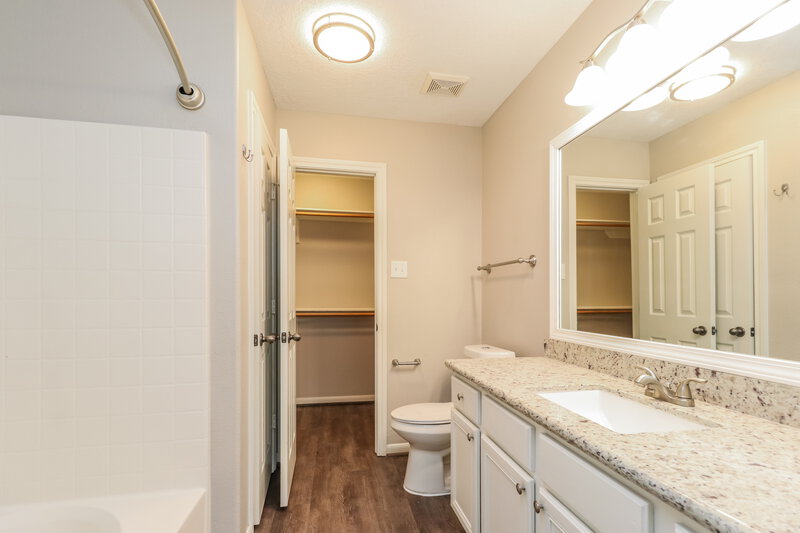 1,710/Mo, 1803 Northampton Dr Conroe, TX 77303 Main Bathroom View