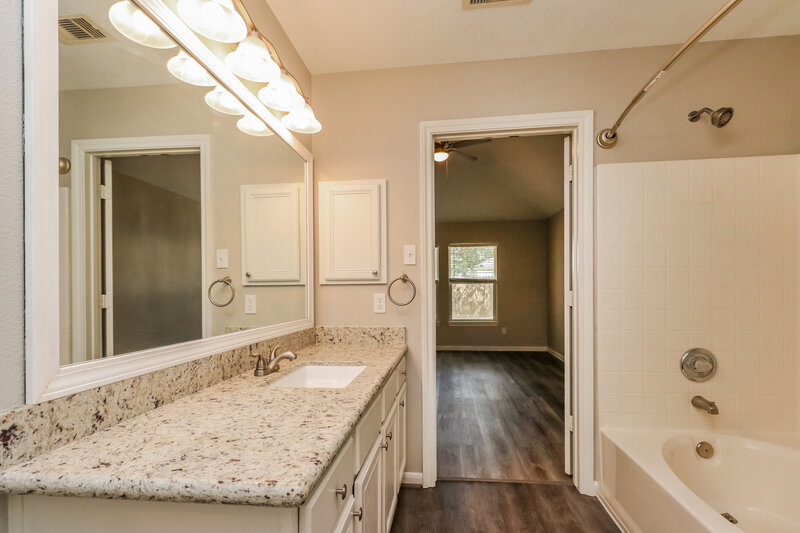 1,710/Mo, 1803 Northampton Dr Conroe, TX 77303 Main Bathroom View 2