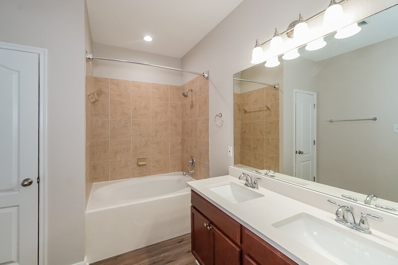 2,580/Mo, 20526 Hillsdale Park Dr Cypress, TX 77433 Main Bathroom View