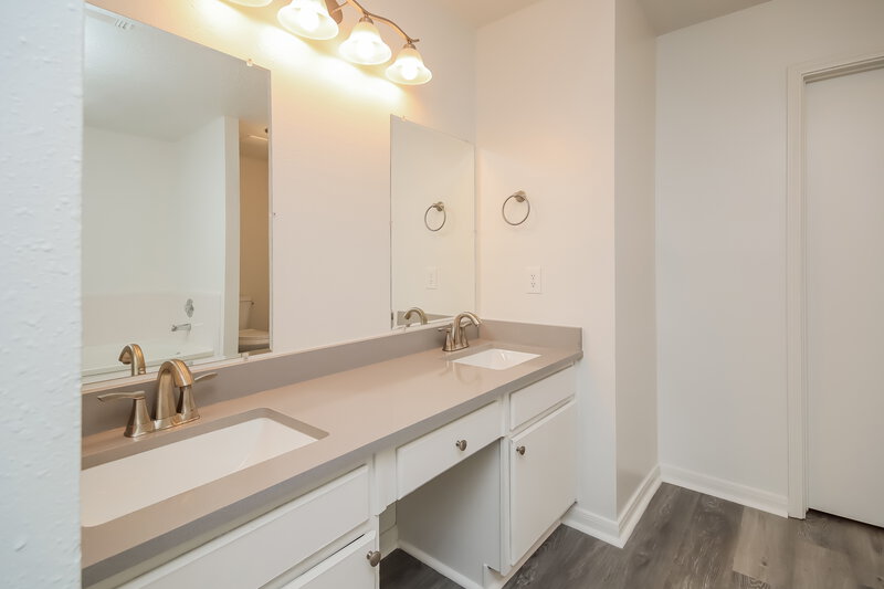 2,480/Mo, 1711 Oak Ridge Dr Kemah, TX 77565 Main Bathroom View