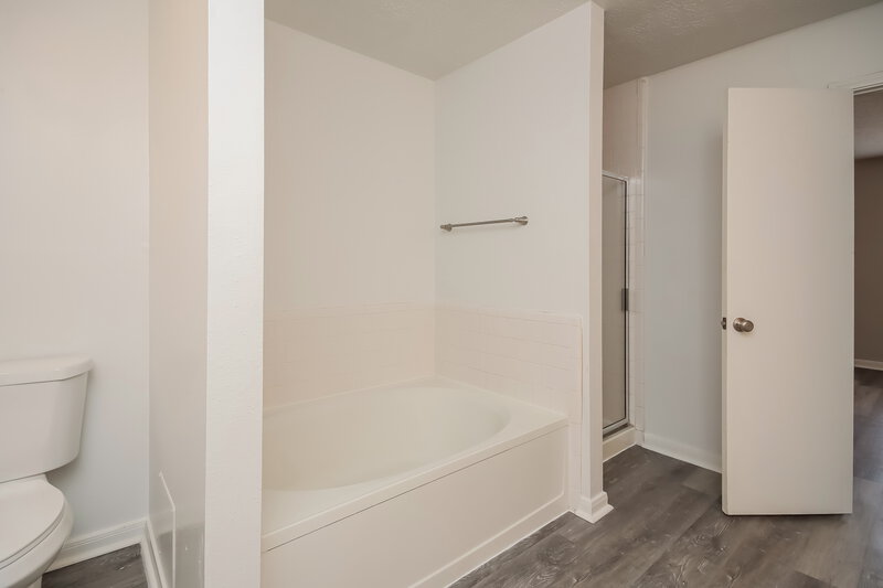 2,480/Mo, 1711 Oak Ridge Dr Kemah, TX 77565 Main Bathroom View 2