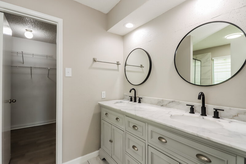 0/Mo, 2714 Ashford Trail Dr Houston, TX 77082 Main Bathroom View