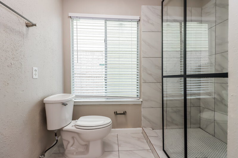 0/Mo, 2714 Ashford Trail Dr Houston, TX 77082 Main Bathroom View 2