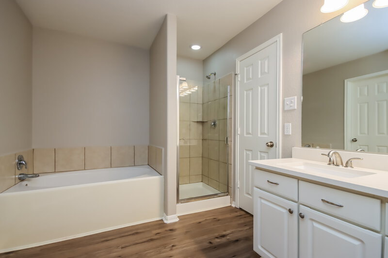 2,230/Mo, 9929 Kingfisher Dr Conroe, TX 77385 Main Bathroom View