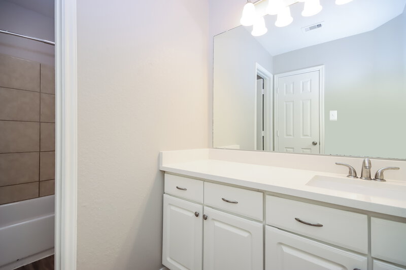 2,230/Mo, 9929 Kingfisher Dr Conroe, TX 77385 Bathroom View 2