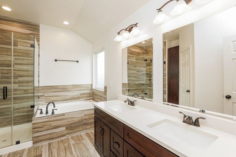 2,585/Mo, 5222 Lagoon Ct Bacliff, TX 77518 Main Bathroom View
