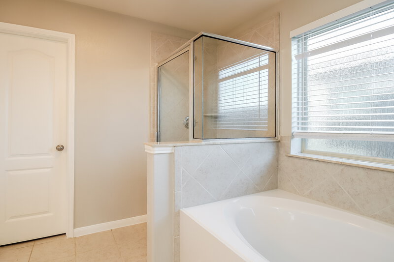 2,030/Mo, 5107 Gulf Stream Ln Bacliff, TX 77518 Main Bathroom View