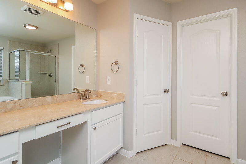 2,030/Mo, 5107 Gulf Stream Ln Bacliff, TX 77518 Main Bathroom View 2