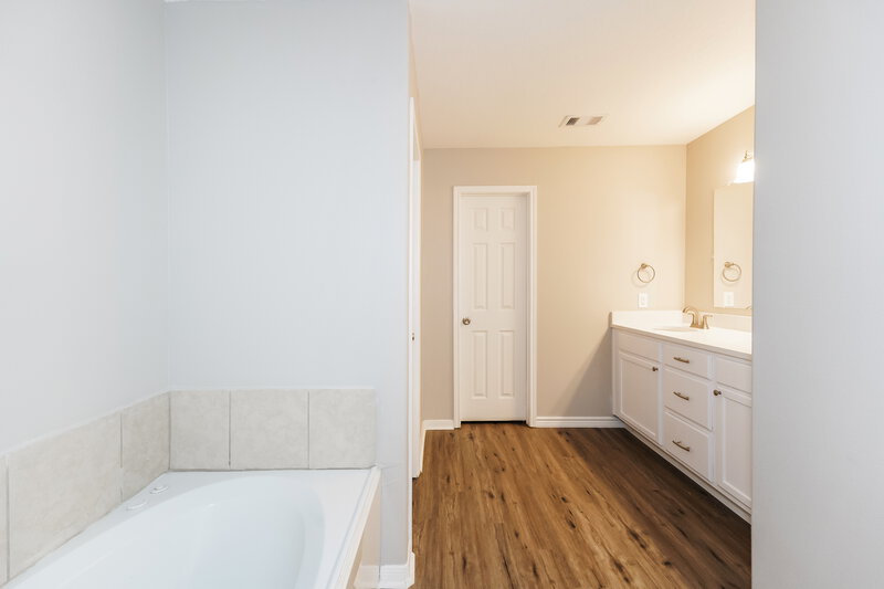 2,690/Mo, 18110 Elm Edge Way Houston, TX 77084 Main Bathroom View