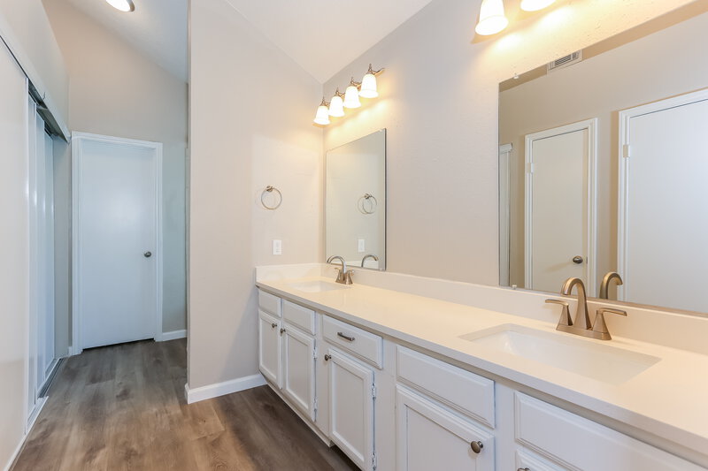 2,285/Mo, 5606 Village Arbour Dr Katy, TX 77493 Main Bathroom View