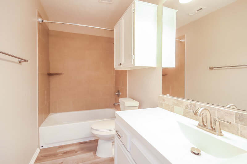 2,050/Mo, 15622 Thornbrook Dr Houston, TX 77084 Main Bathroom View