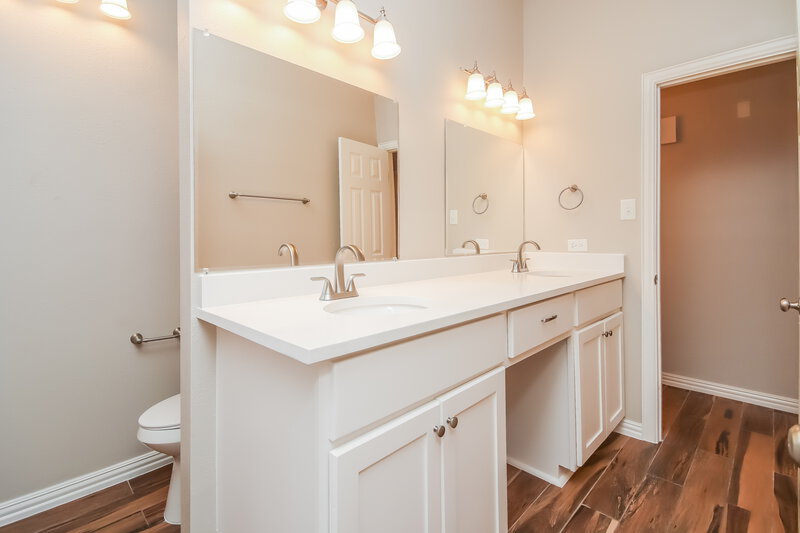 2,050/Mo, 15622 Thornbrook Dr Houston, TX 77084 Bathroom View