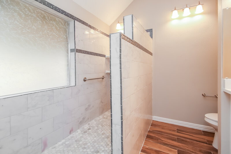 2,050/Mo, 15622 Thornbrook Dr Houston, TX 77084 Bathroom View 2