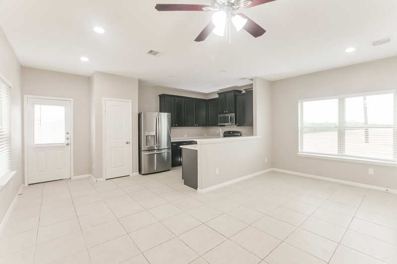 2,040/Mo, 339 Sea Breeze Dr Bacliff, TX 77518 Living Room View 2