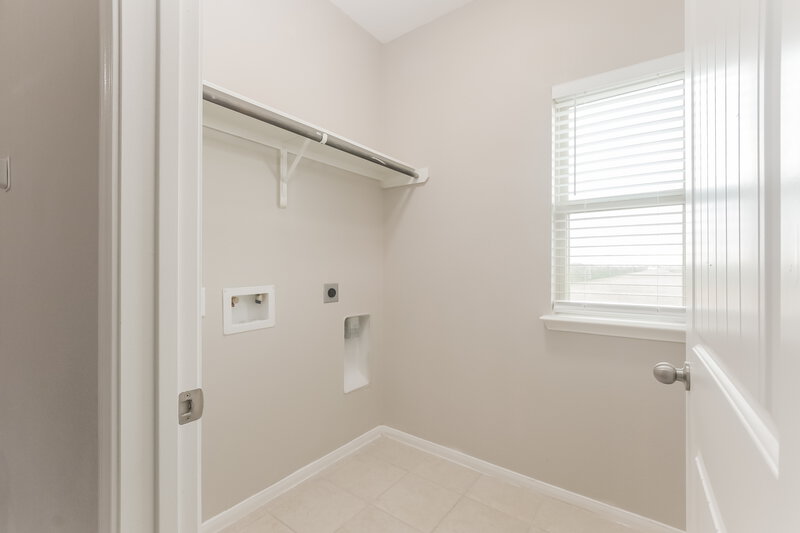 2,040/Mo, 339 Sea Breeze Dr Bacliff, TX 77518 Laundry Room View