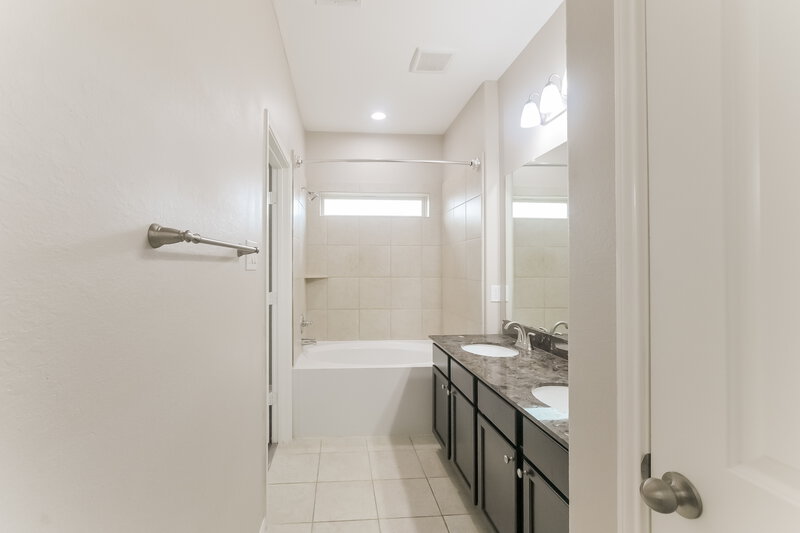 2,040/Mo, 339 Sea Breeze Dr Bacliff, TX 77518 Main Bathroom View