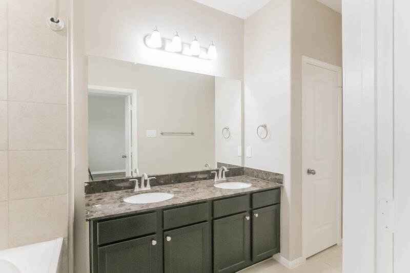 2,040/Mo, 339 Sea Breeze Dr Bacliff, TX 77518 Main Bathroom View 2