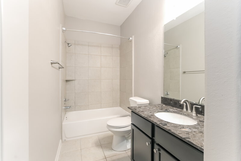 2,040/Mo, 339 Sea Breeze Dr Bacliff, TX 77518 Bathroom View